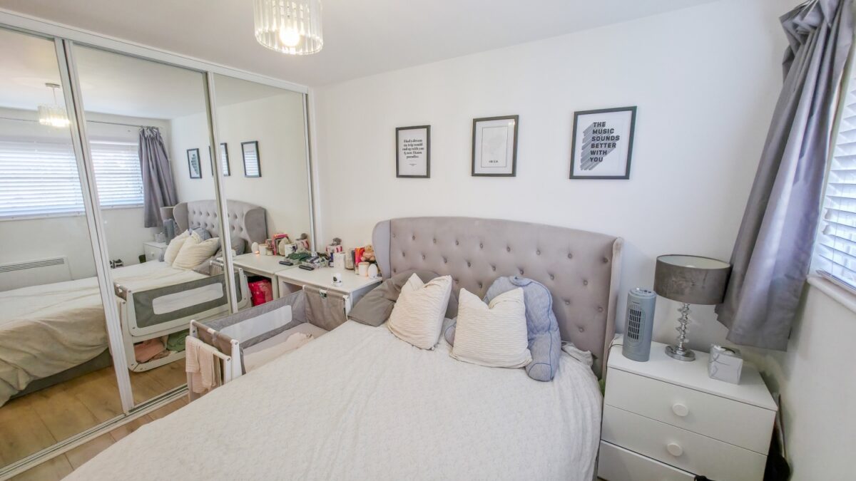 22 Meadowford Close, London, SE28