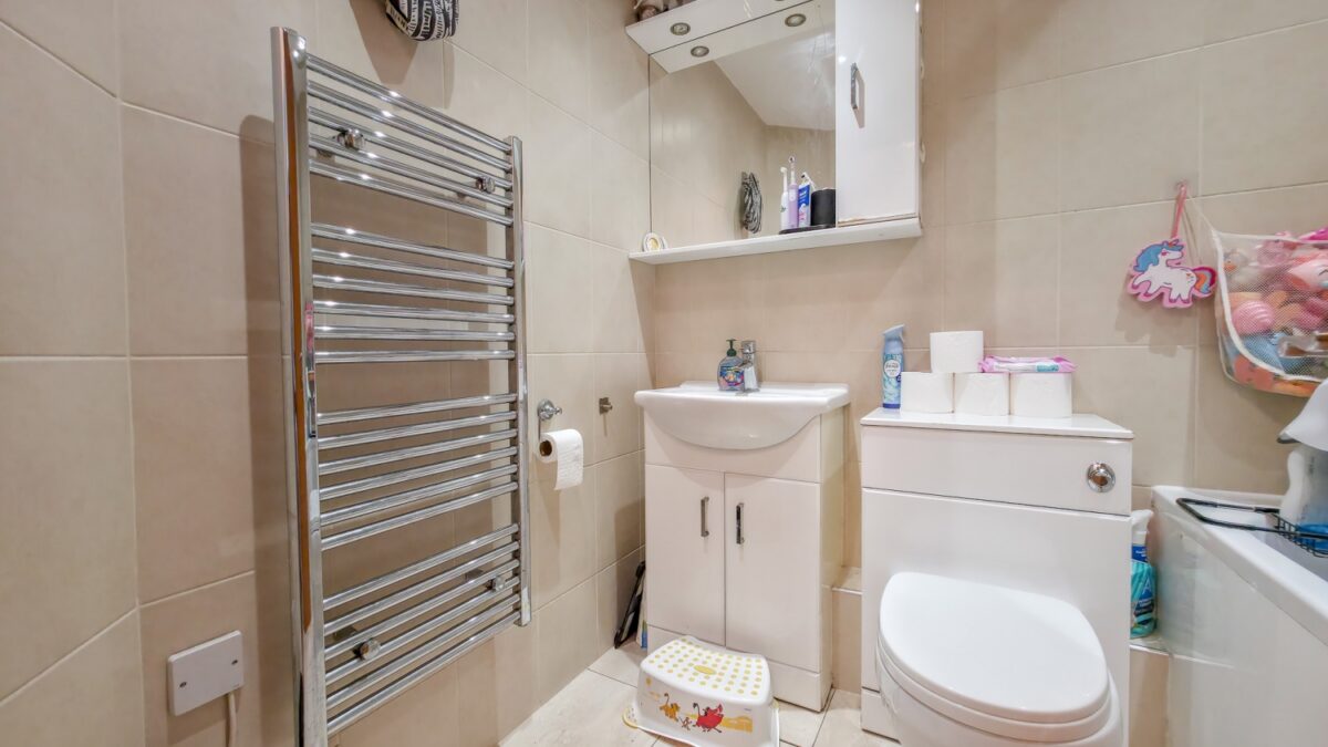 22 Meadowford Close, London, SE28