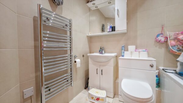 22 Meadowford Close, London, SE28
